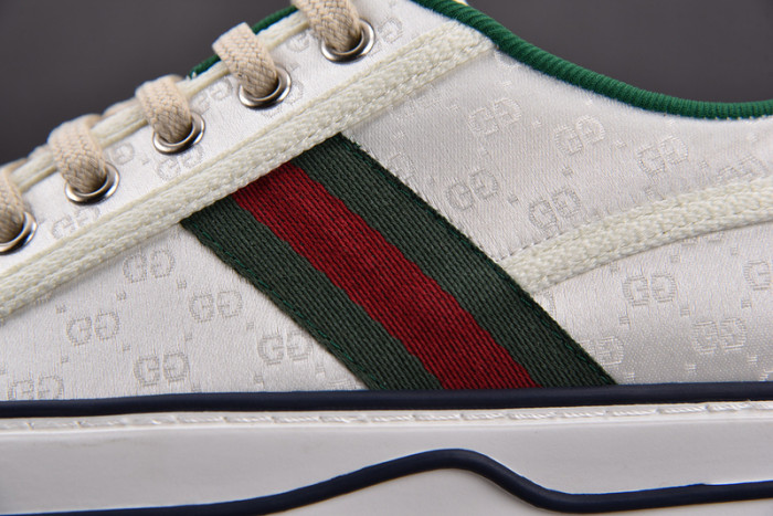 gu low top sneaker