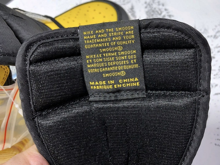 air jordan 1 yellow toe black white ar1020-700