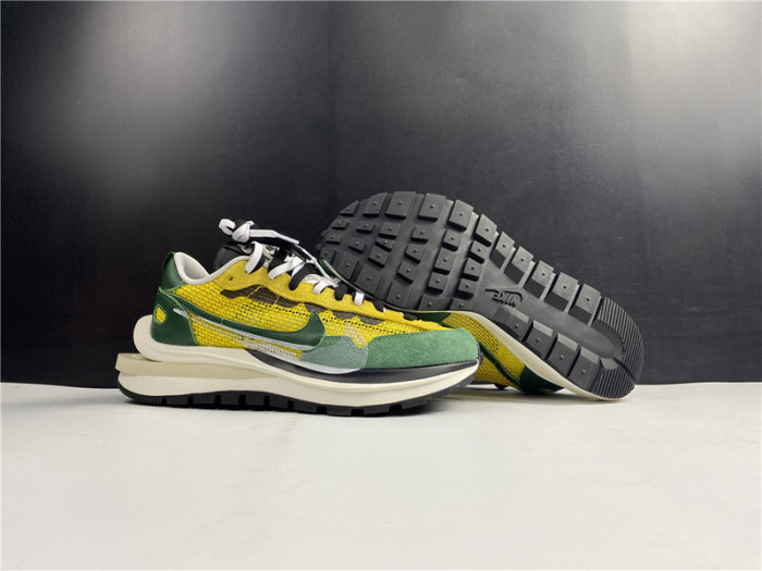 nike vaporwaffle sacai tour yellow stadium green cv1363-700