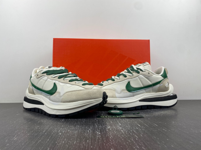 nike sacai x vaporwaffle green white dd1875-102