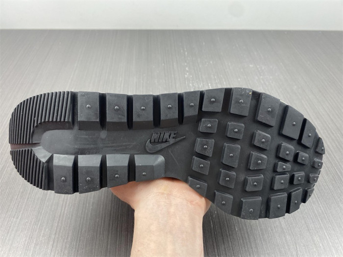 nike vaporwaffle sacai jean paul gaultier black white dh9186-001