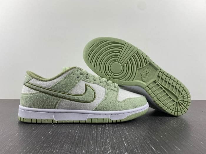 nike dunk low se fleece pack honeydew dq7579-300
