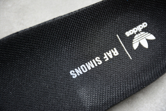 a*d*das ozweego raf simons core black silver metallic ee7944